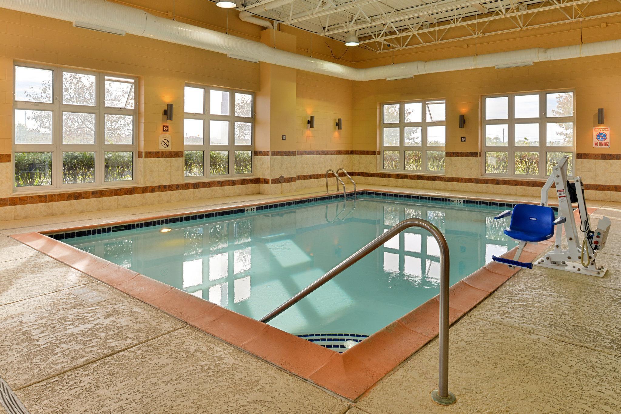 Holiday Inn Express Wixom By Ihg Exterior photo
