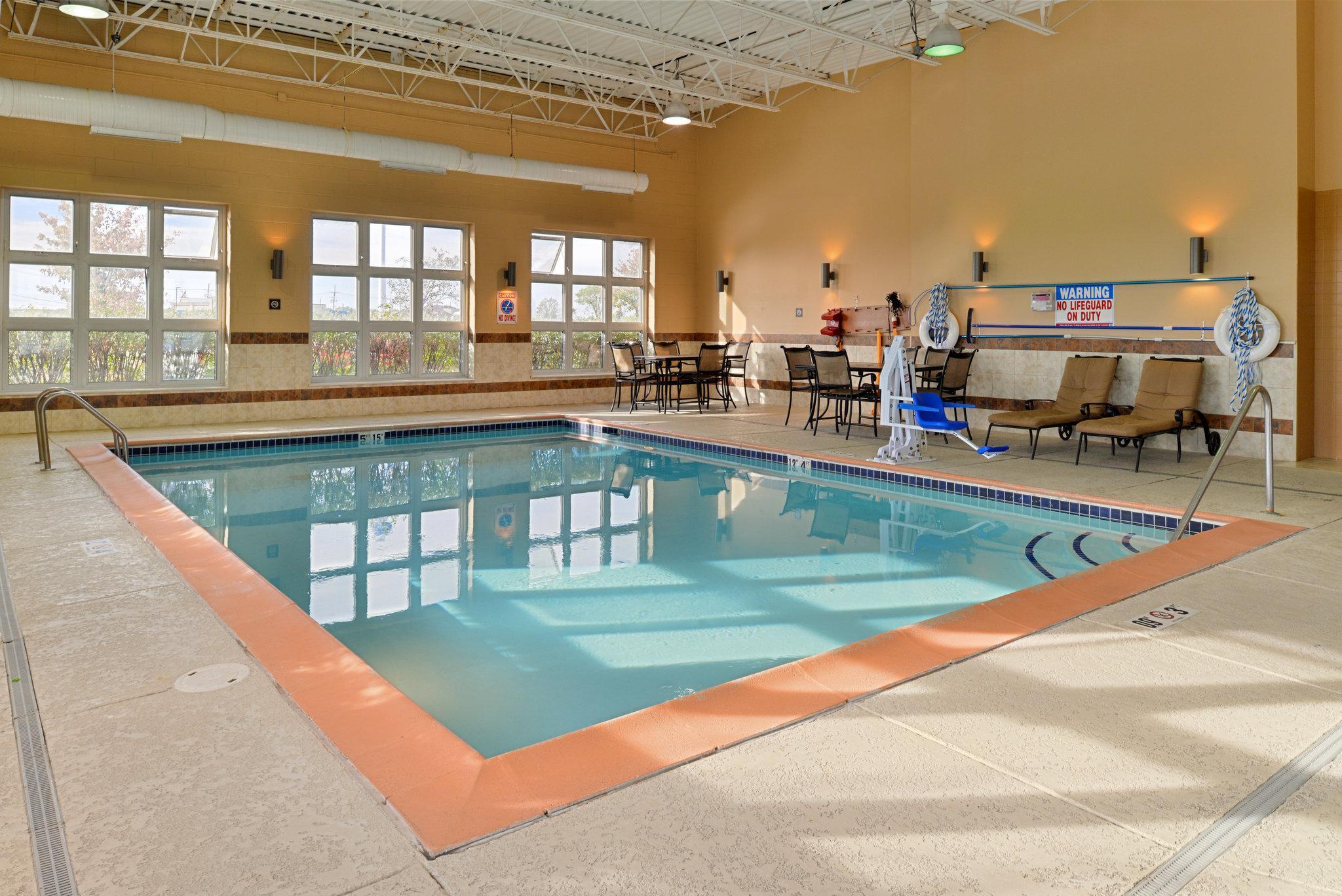 Holiday Inn Express Wixom By Ihg Exterior photo